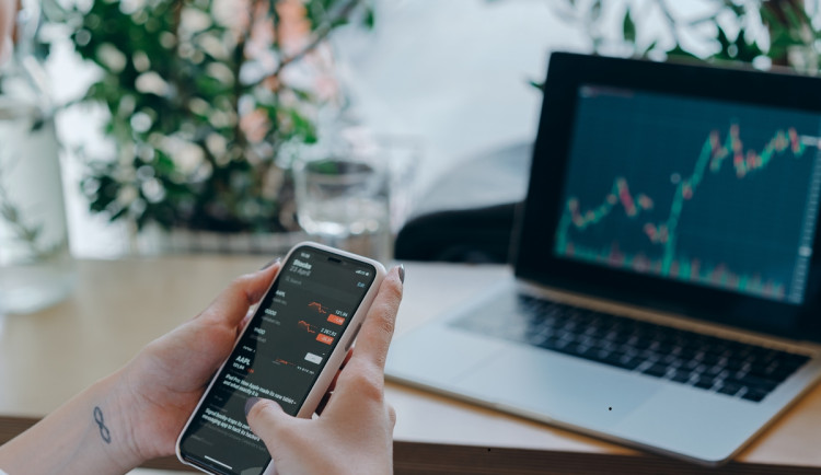 Muž přišel o více než 2,5 milionu korun díky falešnému investičnímu poradci