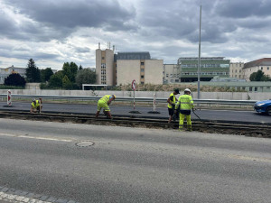 VIDEO: Vlečka z Poříčí dožívá. Koleje z výstaviště silničáři odstraní do konce srpna