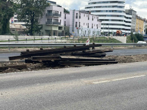 VIDEO: Vlečka z Poříčí dožívá. Koleje z výstaviště silničáři odstraní do konce srpna