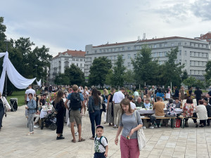 VIDEO: Brňané společně zasedli k obřímu prostřenému stolu. Táhnul se od Jošta až k moři