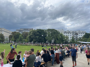 VIDEO: Brňané společně zasedli k obřímu prostřenému stolu. Táhnul se od Jošta až k moři