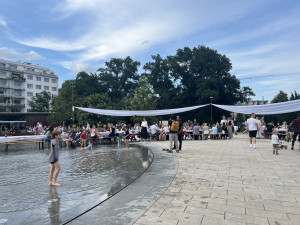 VIDEO: Brňané společně zasedli k obřímu prostřenému stolu. Táhnul se od Jošta až k moři