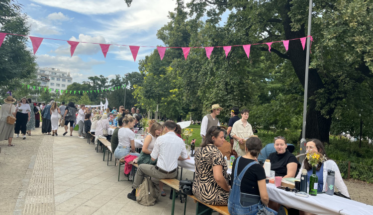VIDEO: Brňané společně zasedli k obřímu prostřenému stolu. Táhnul se od Jošta až k moři