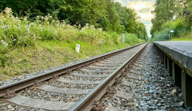 Chvíli od tragédie. V České Lípě zabránil sražení seniora vlakem kolemjdoucí