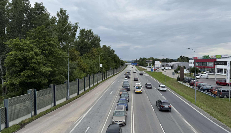 Hlavní tah na Písek dostane nový asfalt. Řidiči musí počítat s omezením
