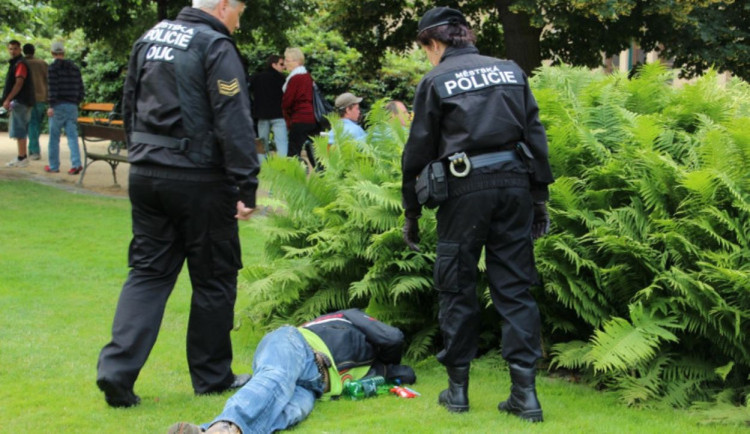 Bič na opilce začíná práskat. Plzeň zvyšuje počet míst se zákazem konzumace alkoholu