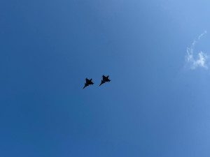 VIDEO: Nad Brnem prolétly bojové vrtulníky a Gripeny. Uctily armádní absolventy