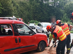 Neváhal a jednal. Brněnský strážník po cestě na dovolenou pomohl rodině z převráceného auta