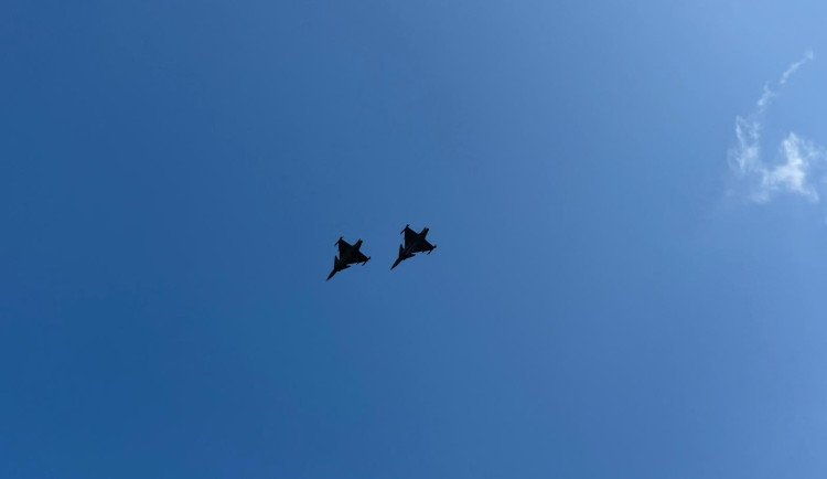 VIDEO: Nad Svoboďákem prolétly bojové vrtulníky a Gripeny