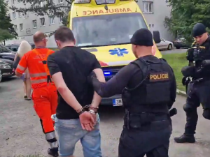 Agresor s plynovkou a paralyzérem terorizoval dům v Brně, skončil v poutech