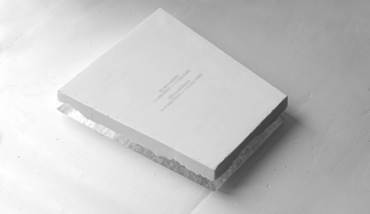 Levitující náhrobek v čestném kruhu. Půjde o Kunderův odkaz na brněnském Ústředním hřbitově