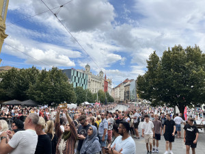 VIDEO: Ulicemi Brna se prohnal karnevalový průvod. Přenesl místní do exotické Brazílie