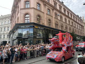 VIDEO: Ulicemi Brna se prohnal karnevalový průvod. Přenesl místní do exotické Brazílie
