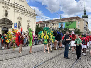 VIDEO: Ulicemi Brna se prohnal karnevalový průvod. Přenesl místní do exotické Brazílie