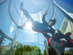 Létání bez křídel? Vyzkoušejte větrný tunel v Brně