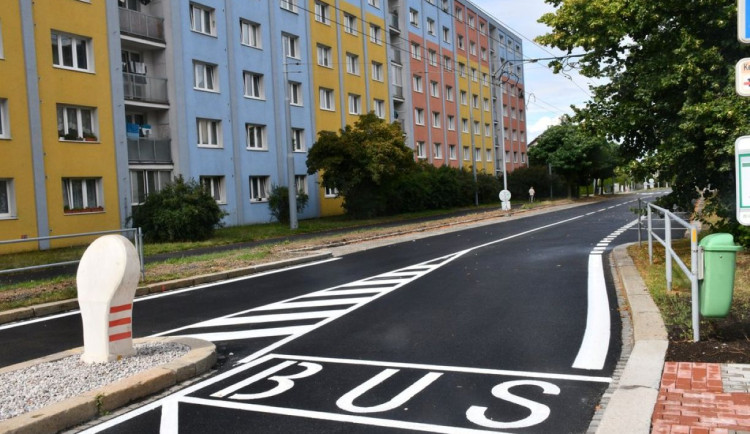 O jednu dopravní stavbu méně. Do opravené ulice Na Dlouhých už se komplet vrátila doprava