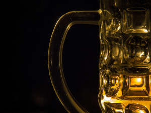 Senior napomenul chuligány v šalině, jeden ho praštil a druhý po něm hodil pivo
