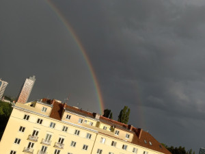 FOTO: Když příroda kouzlí. Oblohu nad Brnem ozdobila dvojitá duha