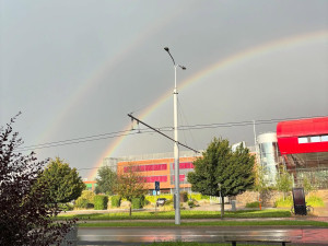 FOTO: Když příroda kouzlí. Oblohu nad Brnem ozdobila dvojitá duha