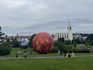 FOTOGALERIE: Vesmír uprostřed Brna. Na Kraví hoře vystavují obří planety