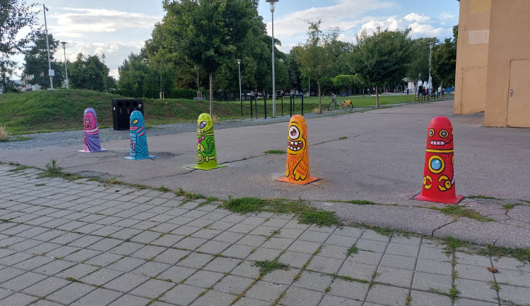 Židenice se mění v galerii. Známé popkulturní postavičky zdobí sloupky kolem školy