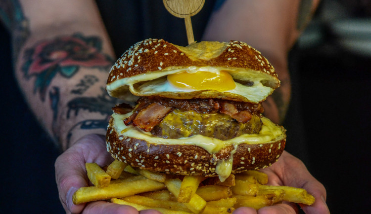 Burger Inn nově na Mendláku. Burgery, co tě vystřelí z trenek, najdeš i u šaliny