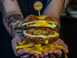 Burger Inn otevřel novou pobočku na Mendláku. Burgery, které tě vystřelí z trenek, teď najdeš i u šaliny