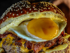 Burger Inn otevřel novou pobočku na Mendláku. Burgery, které tě vystřelí z trenek, teď najdeš i u šaliny