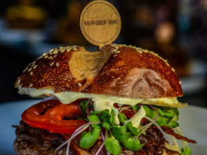 Burger Inn otevřel novou pobočku na Mendláku. Burgery, které tě vystřelí z trenek, teď najdeš i u šaliny