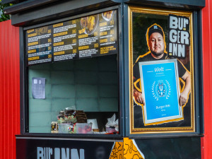 Burger Inn nově na Mendláku. Burgery, co tě vystřelí z trenek, najdeš i u šaliny