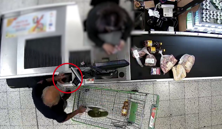 VIDEO: Muž zapomněl u pokladny peněženku, přivlastnil si ji nenechavý senior
