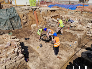 Archeologové pod budoucím koncertním sálem v Brně odkryli středověké domy