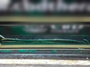 Mladík dobyl klacky výdejní automat. Ukradené zboží nabízel dál