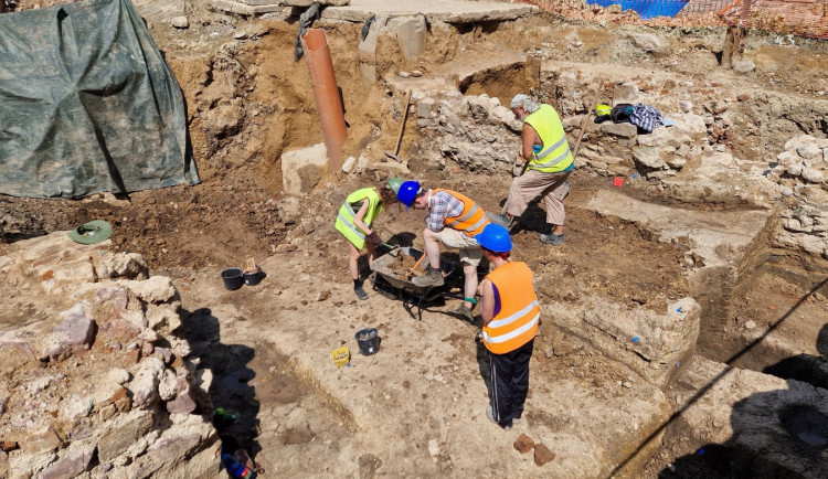 Archeologové pod budoucím koncertním sálem v Brně odkryli středověké domy
