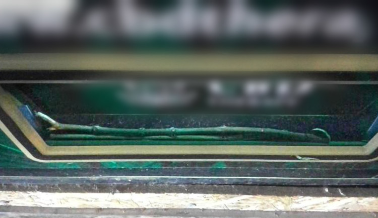 Mladík dobyl klacky výdejní automat. Ukradené zboží nabízel dál