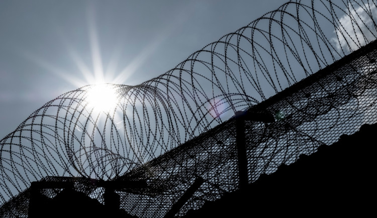 Hradečtí kriminalisté rozšířili stíhání muže, který má na krku milionové podvody