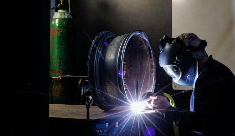 Český průmysl v červnu meziročně stagnoval, počet zakázek klesl