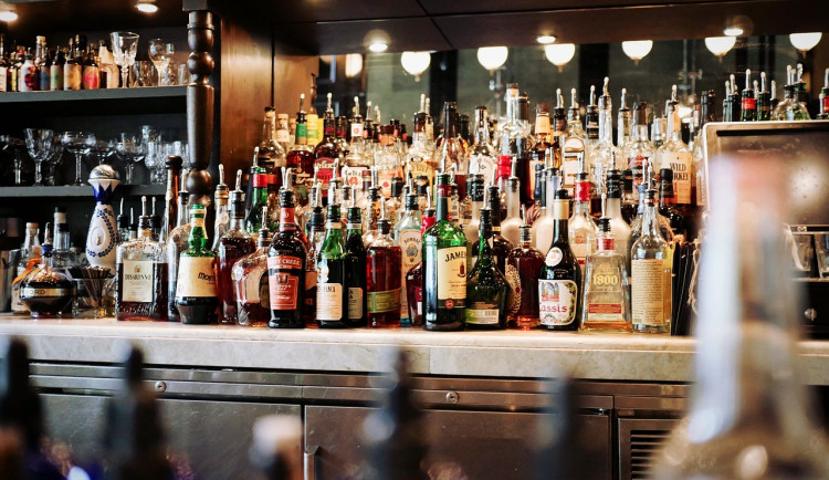 Zloděj v Brně zatoužil po whisky. Ze sklepa domu zmizelo téměř šedesát lahví alkoholu