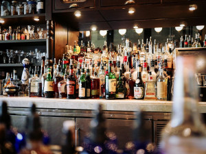 Zloděj v Brně zatoužil po whisky. Ze sklepa domu zmizelo téměř šedesát lahví alkoholu
