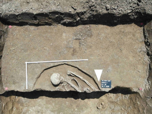 Bagry odkryly dva pravěké hroby při stavbě archeologické základny na Znojemsku