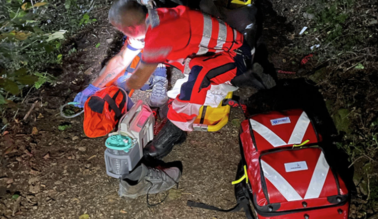 Zřítil se ze srázu a zlomil si nohu. Zraněného muže ve Znojmě zachránili kolemjdoucí
