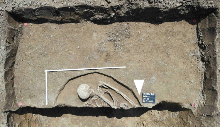 Bagry odkryly dva pravěké hroby při stavbě archeologické základny na Znojemsku