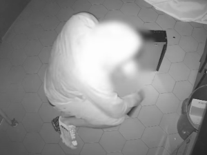 VIDEO: Dvojice se vloupala do restaurace v Brně. Nepomohla jim ani snaha zakrýt stopy