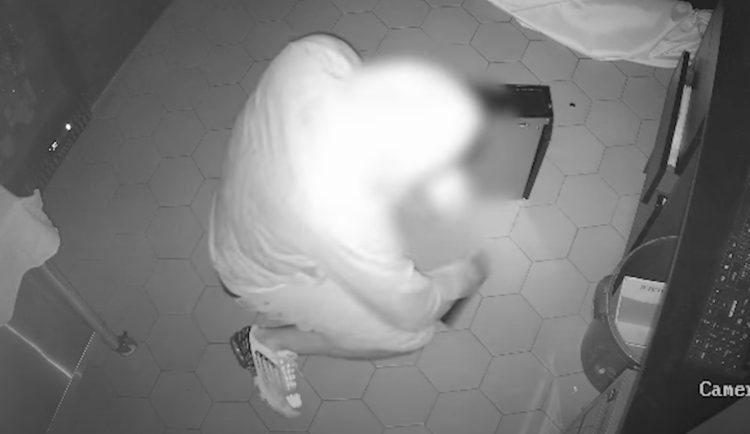 VIDEO: Dvojice se vloupala do restaurace v Brně. Byli na svobodě teprve pár měsíců