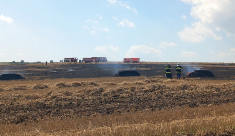 Na Vyškovsku dnes hořelo pole a balíky slámy, plameny zasáhly pět hektarů