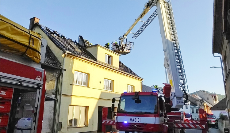 Požár domu v Žandově. Na místě zasahovalo osm jednotek hasičů