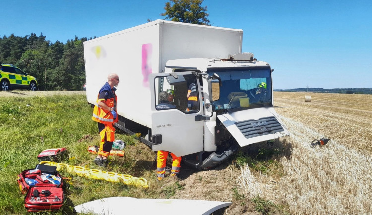Čtyři lidé se těžce zranili při srážce osobáku s náklaďákem. Vozidla skončila v příkopu daleko od sebe