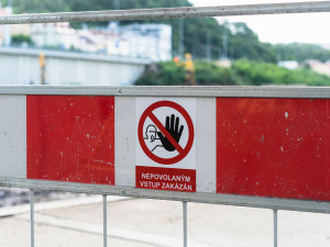 Bauerova zůstane bez provizorního mostu. Město chce šachtu rychle zasypat