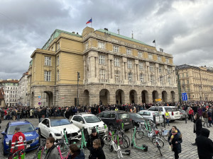 Inspekce chybovala, když otci oběti střelby na fakultě nezpřístupnila spis, rozhodl soud
