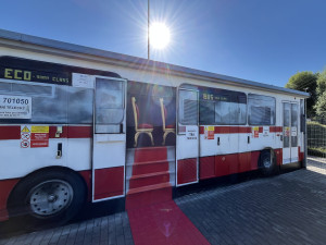 FOTO: Autobus, který nikam neodjede. Trafostanici v Brně proměnili v umělecké dílo